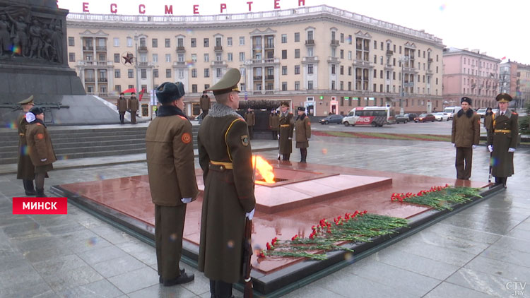 В Минске на площади Победы почтили память воинов Великой Отечественной войны-1