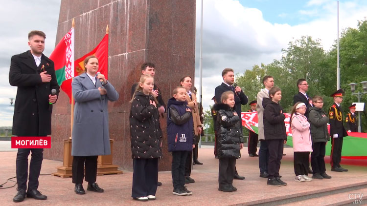 «Прочувствовали дух патриотизма». Слова клятвы главным символам страны прозвучали на площади Славы в Могилёве-11