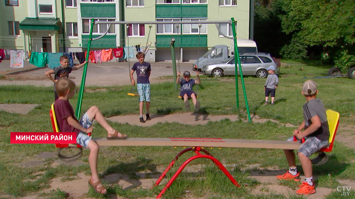 «Выбирали исходя из безопасности». В Щомыслице появилась новая детская площадка-1