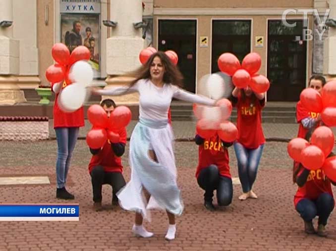 В Могилеве студенты в танце изобразили главные символы Дня Победы – красно-зеленую ленту и цветок яблони