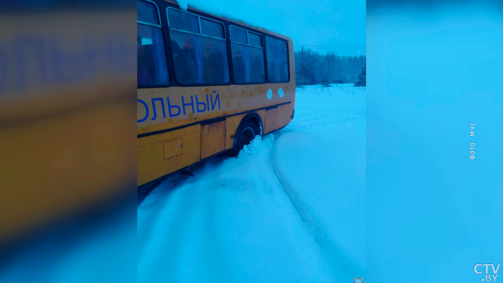 Под Быховом 8 детей застряли в автобусе по дороге в школу-1