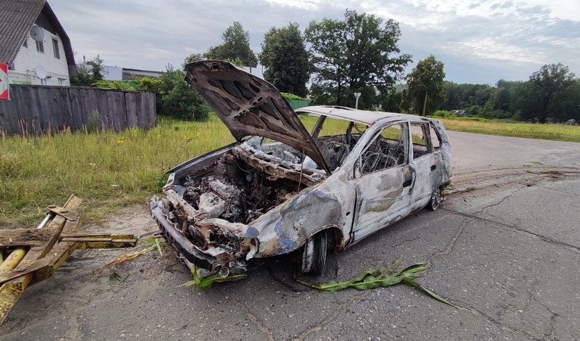 Под Гомелем мужчина насмерть сбил велосипедиста и сжёг свой автомобиль