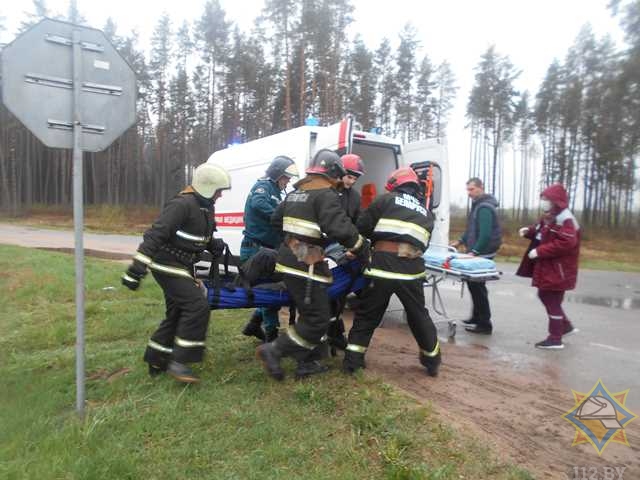 Под Оршей грузовик съехал в кювет, водителю потребовалась помощь спасателей -1