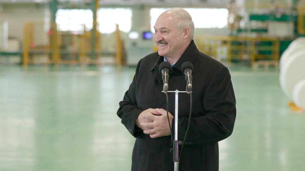 Награда и память о предприятии. Рассказываем, что подарили Лукашенко на Добрушской бумажной фабрике