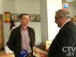 Всем, кто впервые участвовал в выборах, вручили памятные сувениры