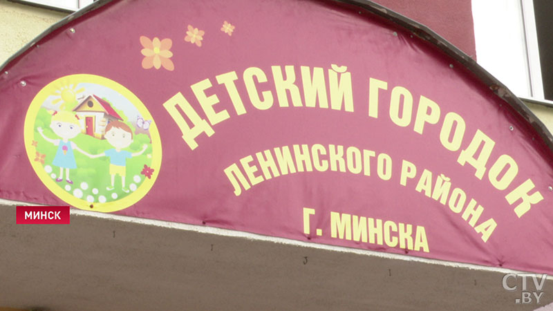 Игрушки и спортинвентарь. Воспитанники «Детского городка» в Минске получили подарки от парламентариев-26