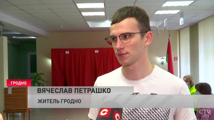 «Первый раз голосую». 23 февраля в Гродно мужчин поздравляли с праздником прямо на избирательном участке-4