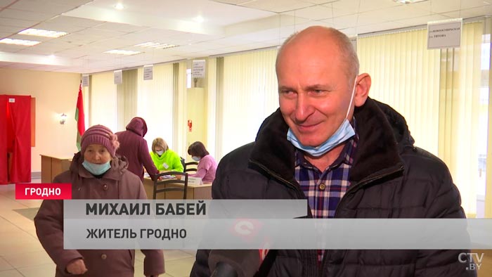 «Первый раз голосую». 23 февраля в Гродно мужчин поздравляли с праздником прямо на избирательном участке-7