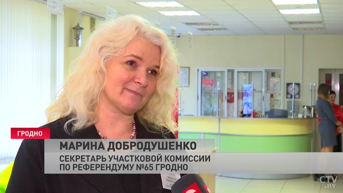 «Первый раз голосую». 23 февраля в Гродно мужчин поздравляли с праздником прямо на избирательном участке-10