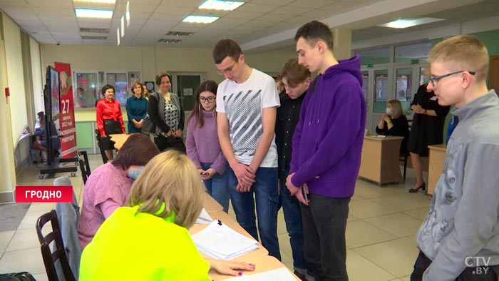 «Первый раз голосую». 23 февраля в Гродно мужчин поздравляли с праздником прямо на избирательном участке-1