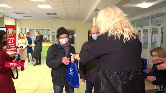 «Первый раз голосую». 23 февраля в Гродно мужчин поздравляли с праздником прямо на избирательном участке-13