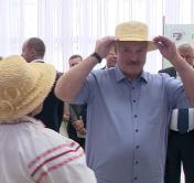 «Точно под меня». Александру Лукашенко подарили соломенную шляпу в Ивье