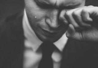 Парень сделал девушке дорогой подарок. Но этот поступок довёл молодого человека до слёз