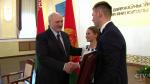 В Гродненском госуниверситете Александру Лукашенко подарили альбом с гравюрами