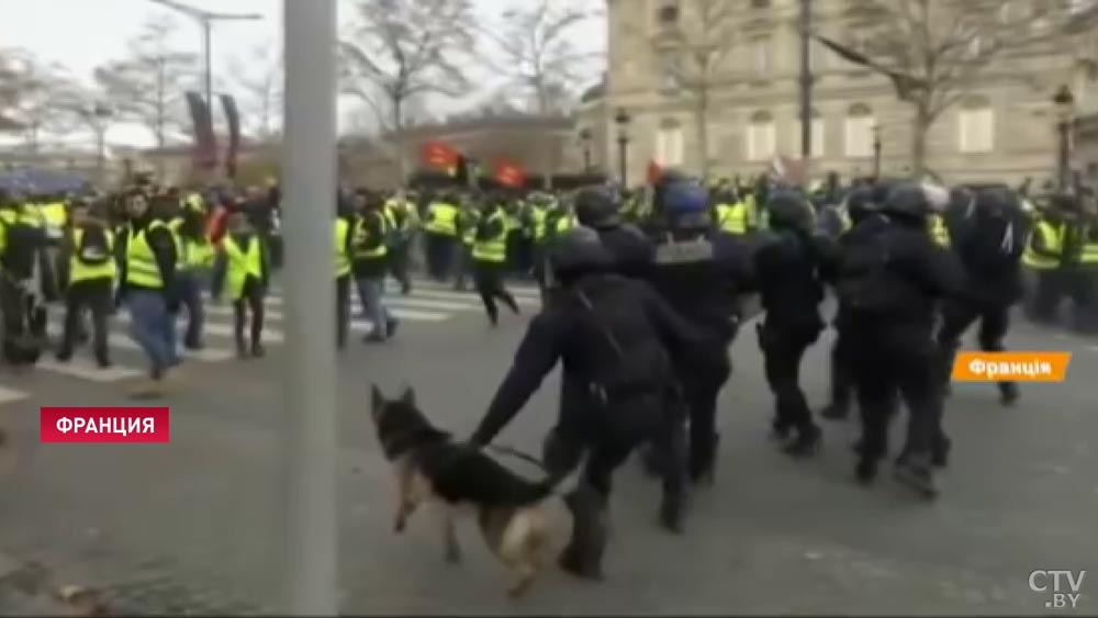 Полиция с протестующими не церемонится. Вот как проходят задержания во Франции-1