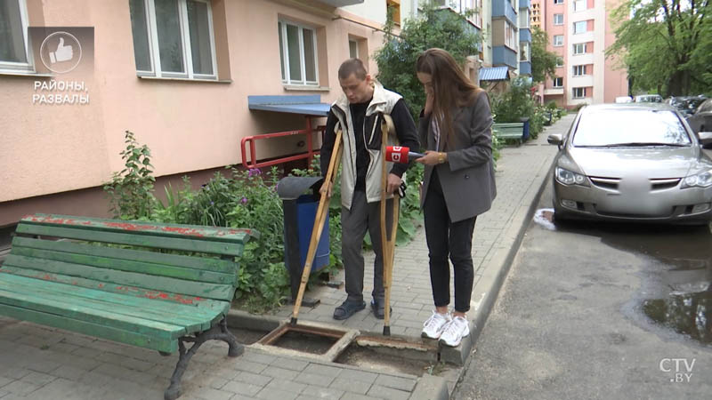 «Если зацепиться, я могу побить голову», «девочка сломала ножку»: ямы на тротуаре, темнота и плесень в подъезде дома по Розы Люксембург-6