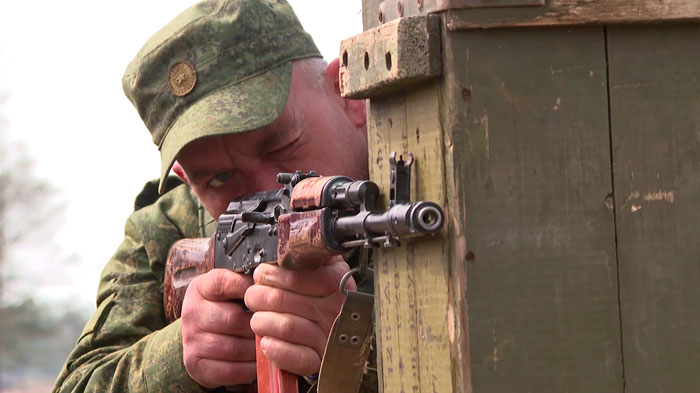 «Всё как положено». В Беларуси военнослужащие запаса проходят интенсивную подготовку