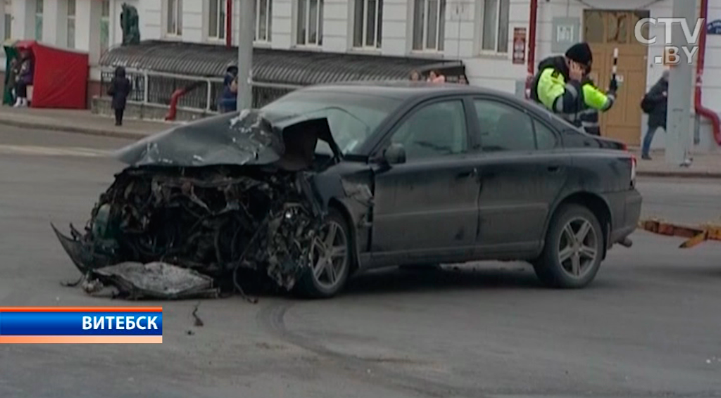 «Оба якобы двигались на зеленый сигнал»: подробности крупной аварии на перекрестке в Витебске-1