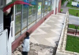 В Минске подросток сорвал государственный флаг и использовал его как тряпку