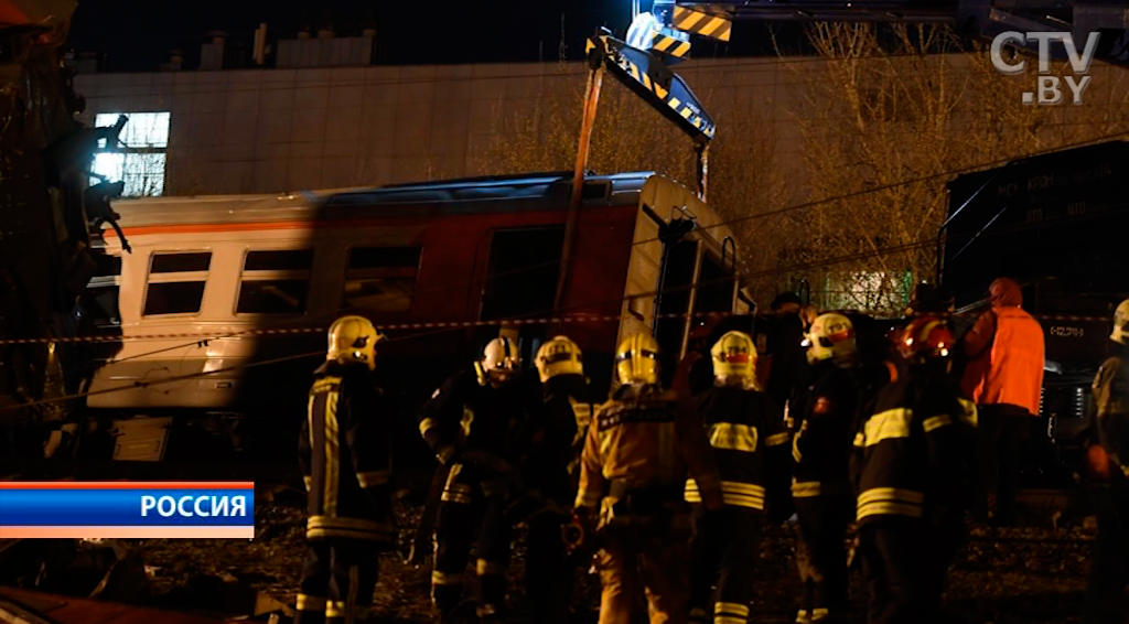 Быстрее, держимся все: столкновение поездов в Москве сняли на видео пассажиры-13