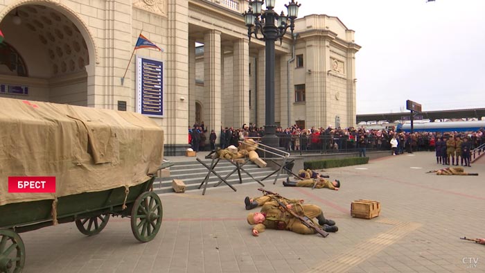 Поезд памяти и реконструкция обороны Брестского вокзала. Как в Беларуси отметили День милиции?-16