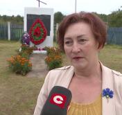 «Среди тех, кто погиб, мой прадед». Алина Гришкевич посетила деревню, которую сожгли немцы 