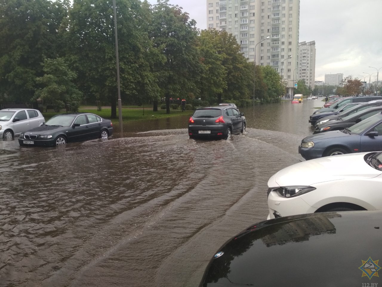 Сильный дождь затруднил движение на Партизанском проспекте. Фотофакт-7