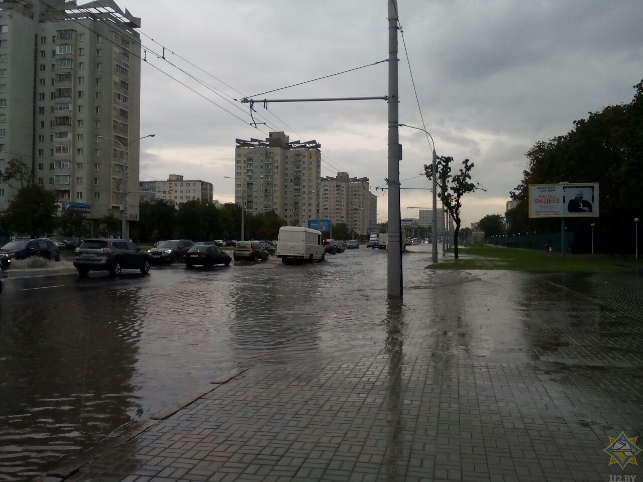 Сильный дождь затруднил движение на Партизанском проспекте. Фотофакт-10