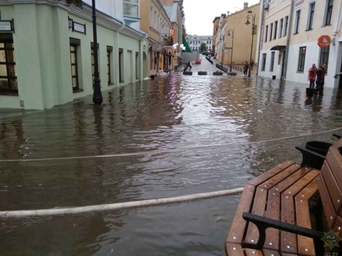 В Минске во время грозы сместился павильон. Пострадали два студента-10