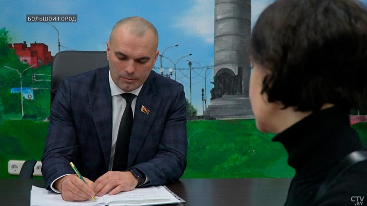 Если надо, за свой счёт выполнит просьбы бабушек установить скамейку. Поговорили с депутатом Виталием Якубовым-4
