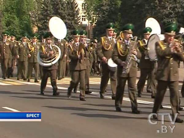 70-летие Брестской Краснознаменной погрангруппы имени Дзержинского отметили торжественным маршем