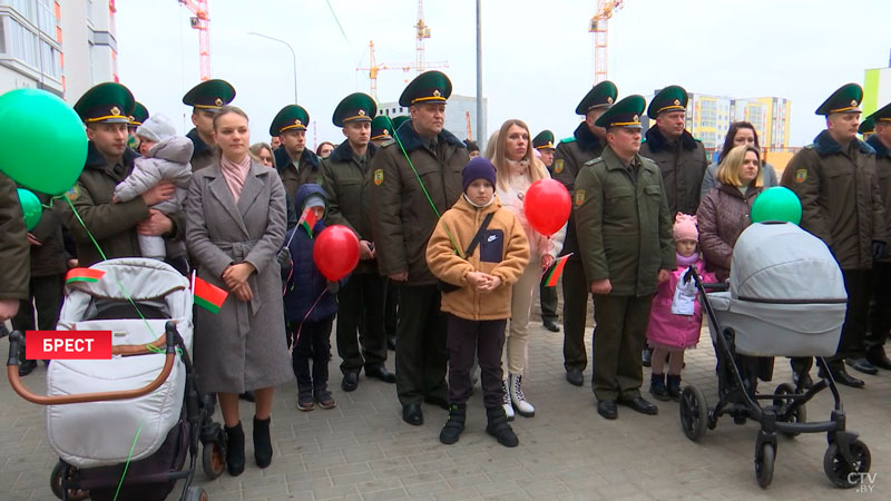 Ключи от арендных квартир вручили брестским пограничникам-1