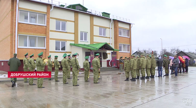 В 2 минутах от службы. Современный дом с парковкой и детской площадкой построили для пограничников заставы  «Усохская Буда»-1