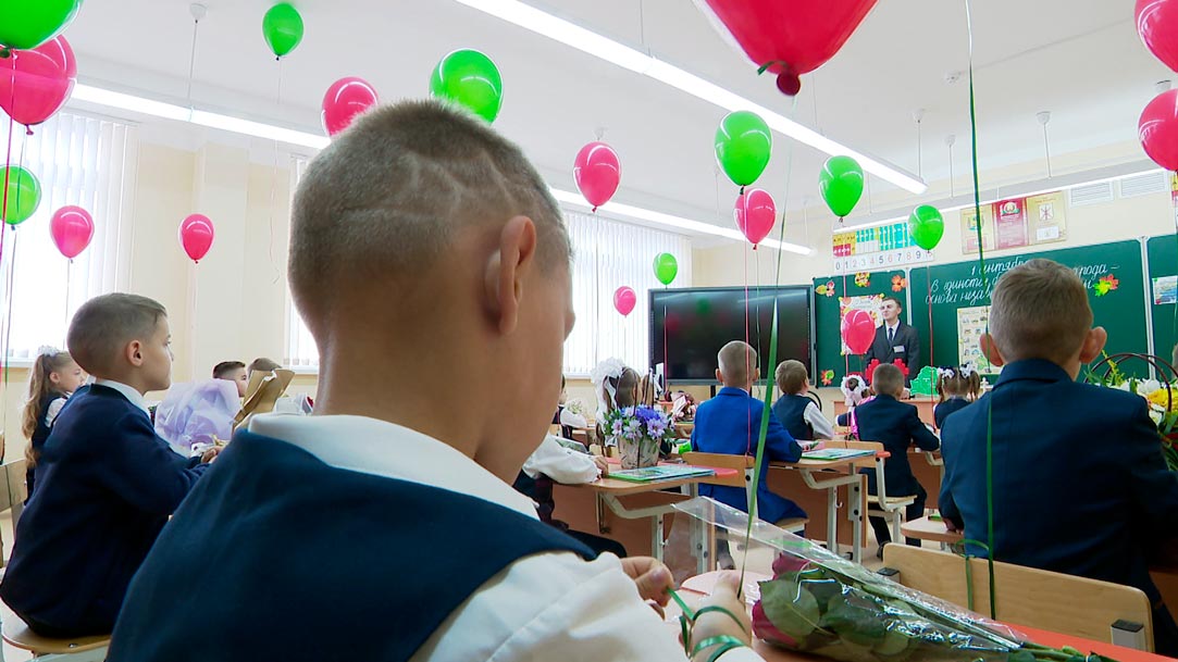 Вместе сделали сердце. Александр Лукашенко пообщался с первоклассниками