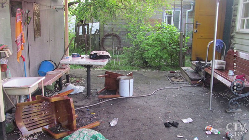 Бросал взрывпакеты, поджёг дом, ударил хозяина ножом. Подробности нападения на дом пенсионеров в Могилёве-1