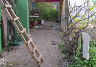 Бросал взрывпакеты, поджёг дом, ударил хозяина ножом. Подробности нападения на дом пенсионеров в Могилёве