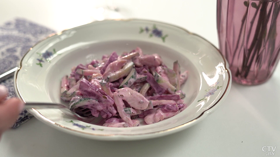 Быстрый салат с курицей и овощами. Рассказываем рецепт полезного завтрака-15