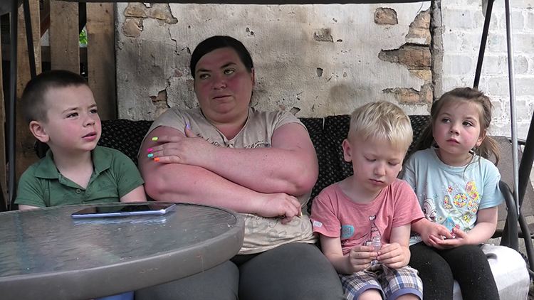 Полгода жили в подвале. Семья из Донбасса рассказала, как за 15 минут их эвакуировали из-под обстрелов