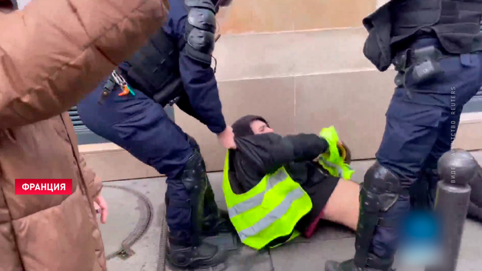 Французская полиция разогнала протест «жёлтых жилетов» дубинками и газом