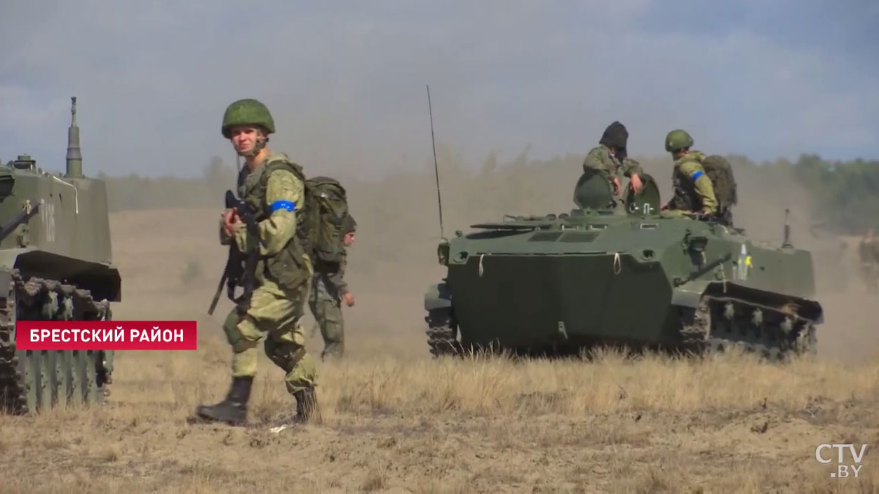 Более 300 военнослужащих и 39 единиц боевой техники. Полигон Брестский стал площадкой для учений десантников Беларуси и России-19