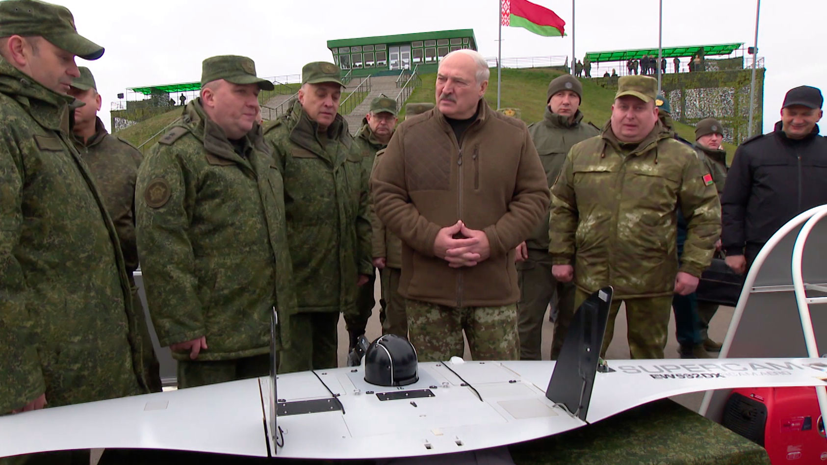 «Нежелательно, чтобы наши образцы воевали в Украине, всё-таки свои люди». Лукашенко ознакомился с белорусским вооружением «Нежелательно, чтобы наши образцы воевали в Украине, всё-таки свои люди». Лукашенко ознакомился с белорусским вооружением