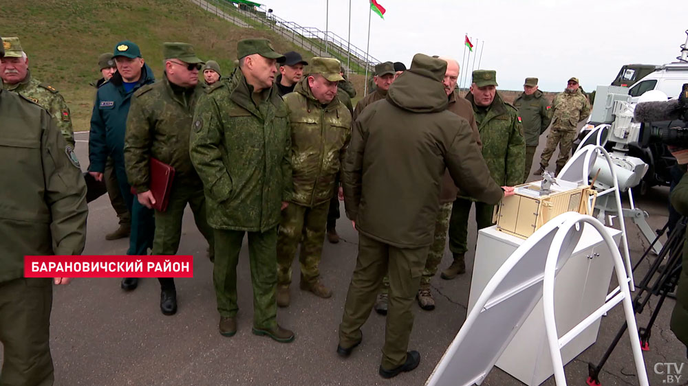 «Нежелательно, чтобы наши образцы воевали в Украине, всё-таки свои люди». Лукашенко ознакомился с белорусским вооружением-9