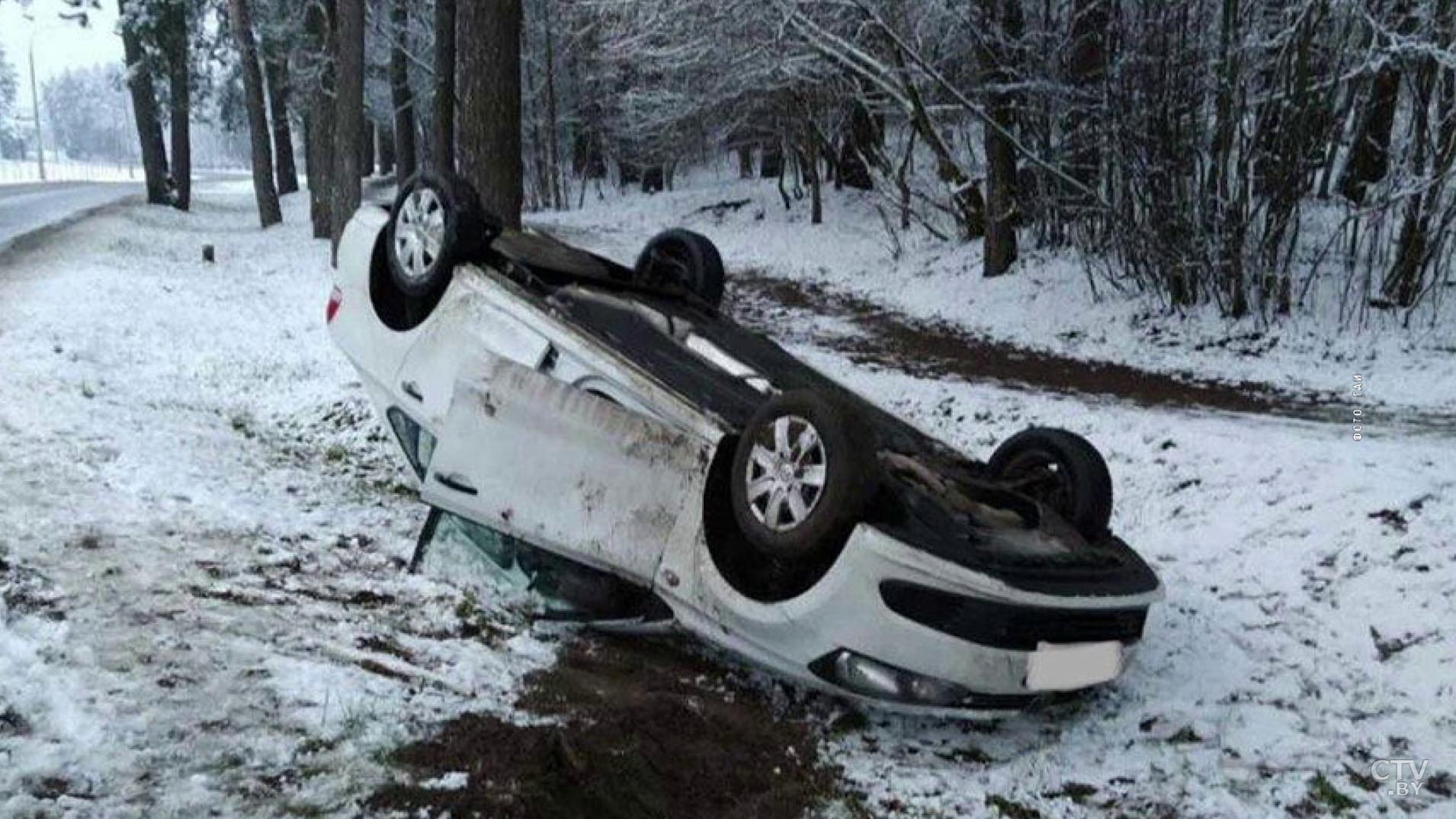 В Степянке Volkswagen Polo вылетел в кювет и перевернулся-1