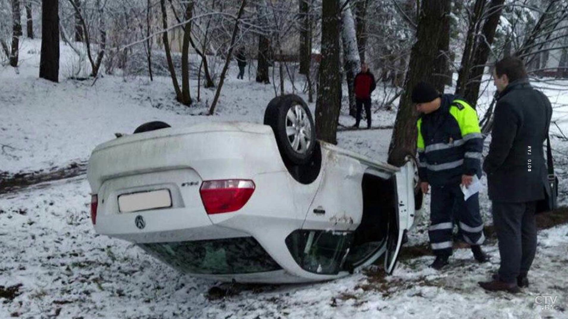 В Степянке Volkswagen Polo вылетел в кювет и перевернулся-4