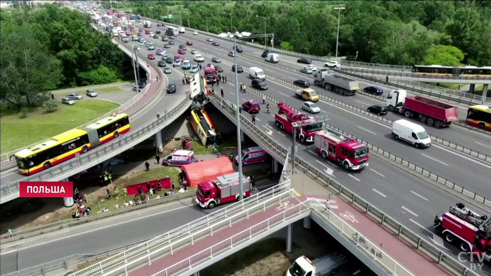 В Варшаве автобус упал с моста, два человека погибли-3