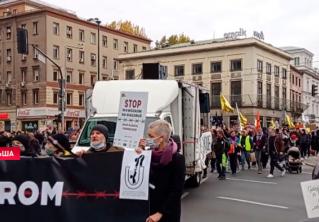В Варшаве проходит митинг в поддержку беженцев. На улицы вышли несколько тысяч человек В Варшаве проходит митинг в поддержку беженцев. На улицы вышли несколько тысяч человек