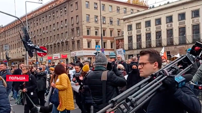 В Варшаве проходит митинг в поддержку беженцев. На улицы вышли несколько тысяч человек-1