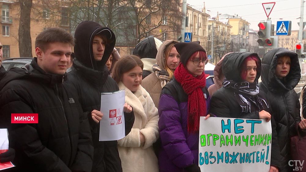 У здания посольства Польши в Беларуси собрались десятки человек. Спросили, чего они хотят-7