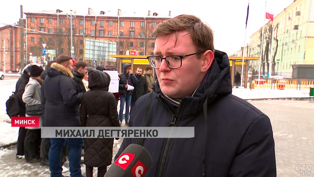 У здания посольства Польши в Беларуси собрались десятки человек. Спросили, чего они хотят-10