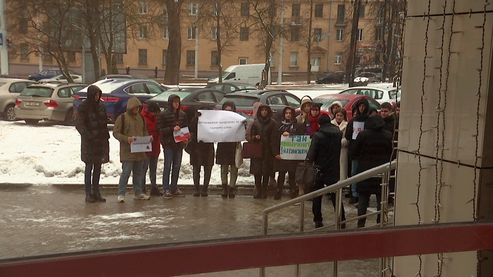 У здания посольства Польши в Беларуси собрались десятки человек. Спросили, чего они хотят